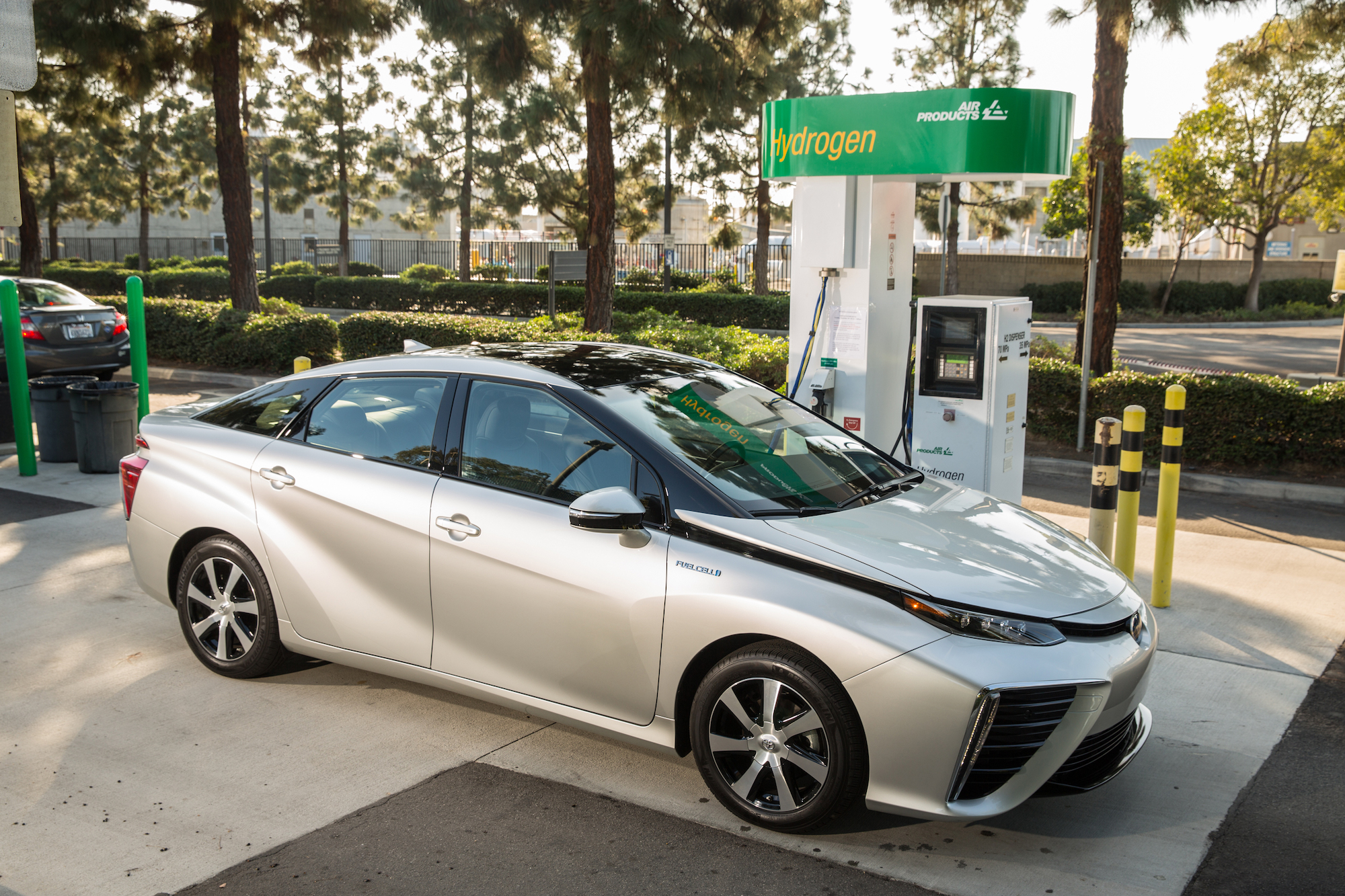 Hydrogen Fuel Cell Vehicles: Pros and Cons