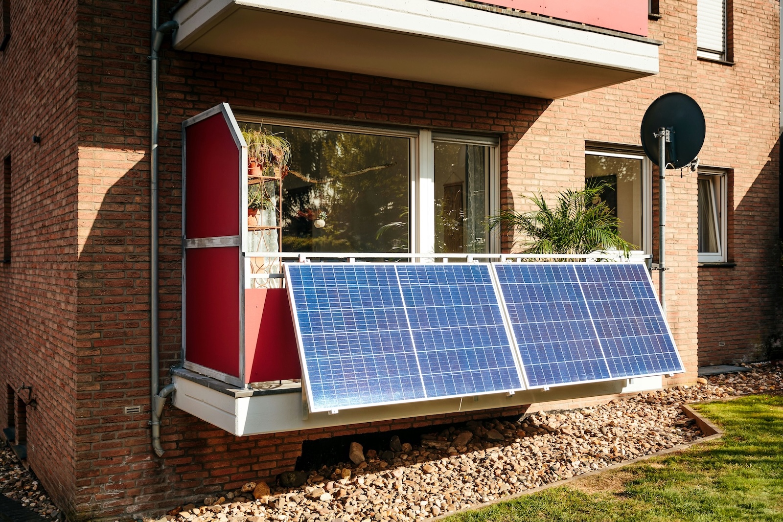 How Balcony Solar Can Help Renters And Homeowners Save Money